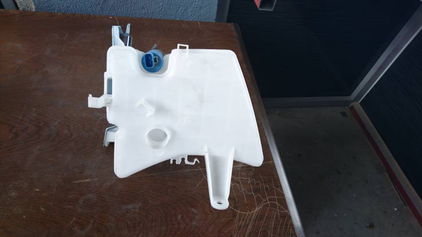 Toyota Corolla Sedan 2011 Cam Su Deposu