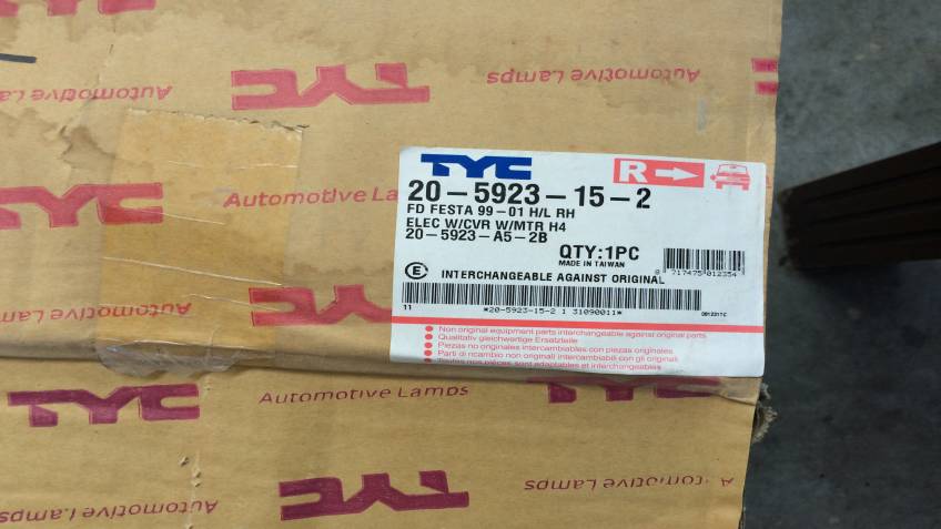 Ford Fiesta 99-2001 Serisi Sağ Far Yan Sanayi