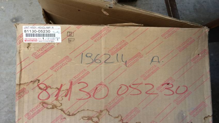 Toyota Avensis  Sağ Far Çıkma